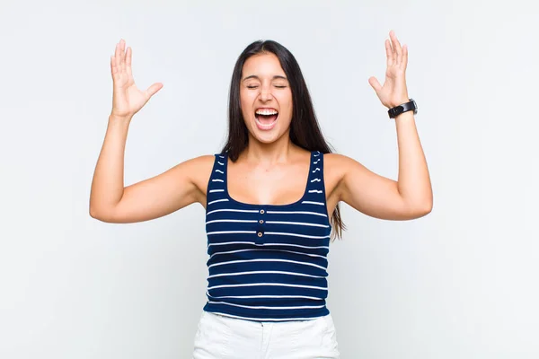 Junge Frau Schreit Wütend Fühlt Sich Gestresst Und Genervt Mit — Stockfoto