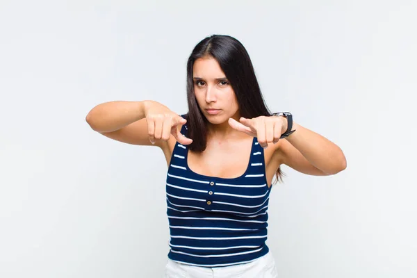 Jovem Mulher Apontando Para Frente Para Câmera Com Dedos Expressão — Fotografia de Stock