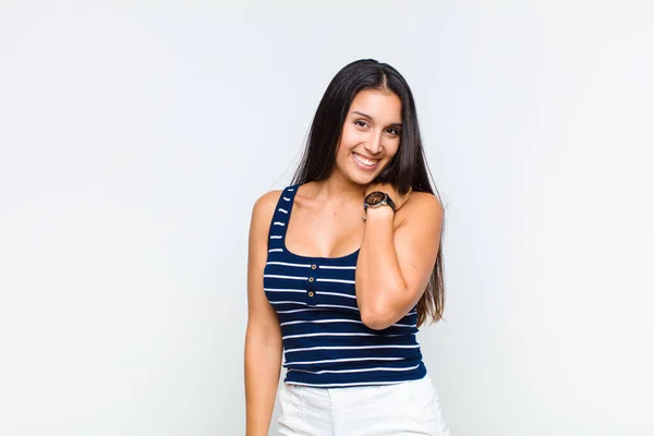 Mujer Joven Riendo Alegre Confiadamente Con Una Sonrisa Casual Feliz — Foto de Stock