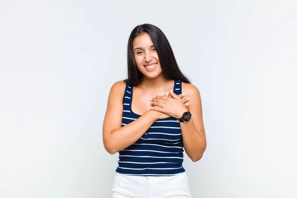 Ung Kvinna Känner Sig Romantisk Glad Och Kär Ler Glatt — Stockfoto