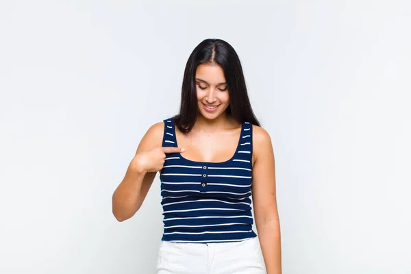 Joven Mujer Sonriendo Alegre Casualmente Mirando Hacia Abajo Señalando Hacia —  Fotos de Stock