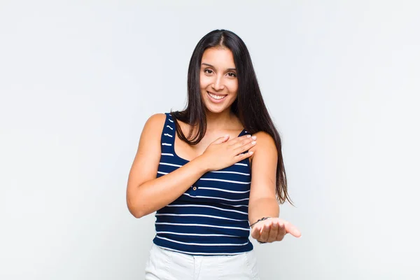 Νεαρή Γυναίκα Αισθάνεται Ευτυχισμένη Και Ερωτευμένη Χαμογελώντας Ένα Χέρι Δίπλα — Φωτογραφία Αρχείου