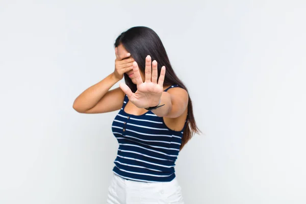 Молодая Женщина Закрывает Лицо Рукой Кладет Другую Руку Вперед Остановить — стоковое фото