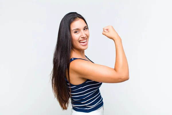 Mladá Žena Pocit Šťastný Spokojený Silný Flexing Fit Svalové Biceps — Stock fotografie