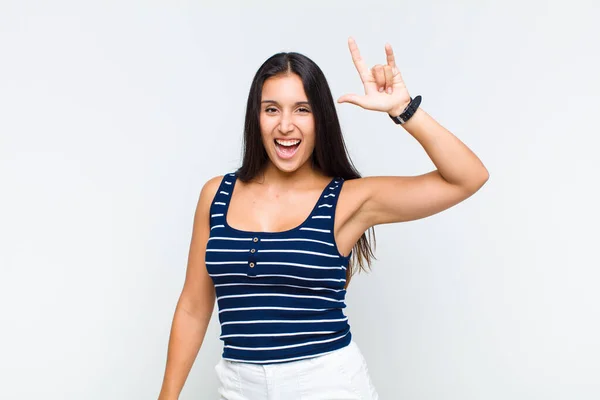 Jovem Mulher Sentindo Feliz Divertido Confiante Positivo Rebelde Fazendo Rock — Fotografia de Stock