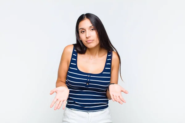 Jovem Mulher Sentindo Perplexo Confuso Inseguro Sobre Resposta Correta Decisão — Fotografia de Stock