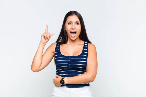 Jonge Vrouw Voelt Zich Als Een Gelukkig Opgewonden Genie Het — Stockfoto