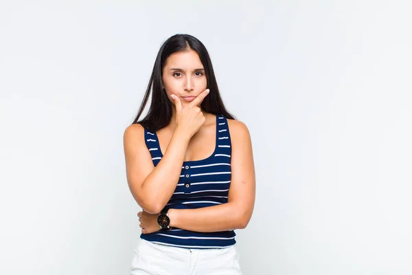 Young Woman Looking Serious Thoughtful Distrustful One Arm Crossed Hand — Stock Photo, Image
