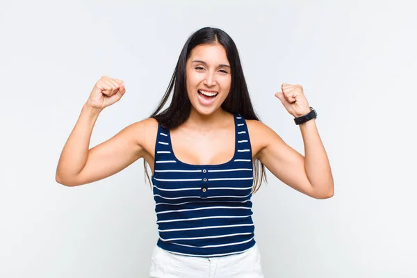 Junge Frau Die Sich Glücklich Positiv Und Erfolgreich Fühlt Sieg — Stockfoto
