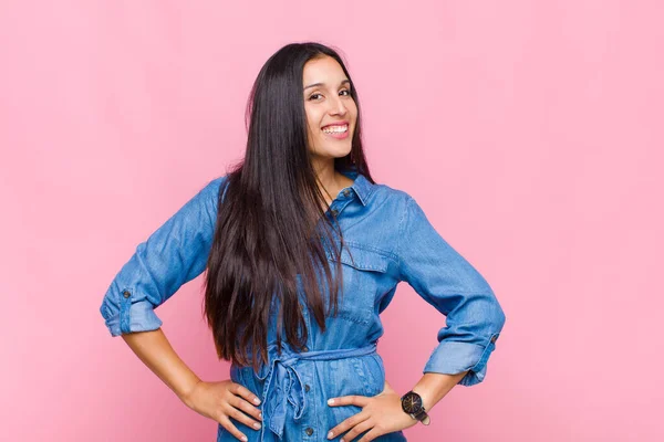 Jovem Mulher Olhando Feliz Alegre Confiante Sorrindo Orgulhosamente Olhando Para — Fotografia de Stock