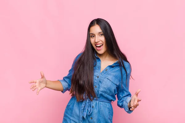 Jonge Vrouw Die Gelukkig Arrogant Trots Zelfvoldaan Uitziet Zich Een — Stockfoto