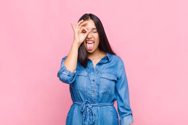 Jonge Vrouw Glimlachen Gelukkig Met Grappig Gezicht Grappen Maken Kijken — Stockfoto