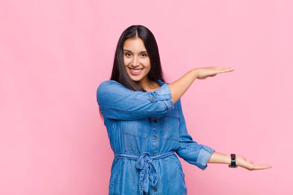 Ung Kvinna Leende Känna Sig Lycklig Positiv Och Nöjd Hålla — Stockfoto