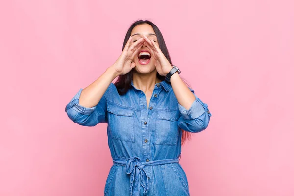 Junge Frau Die Sich Glücklich Aufgeregt Und Positiv Fühlt Schreit — Stockfoto