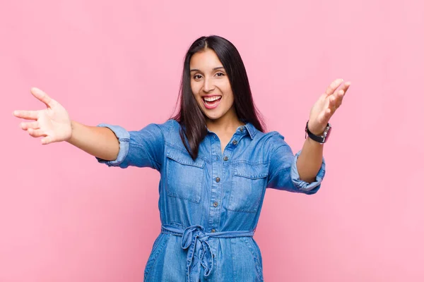 Jonge Vrouw Die Vrolijk Glimlacht Een Warme Vriendelijke Liefdevolle Welkomstknuffel — Stockfoto