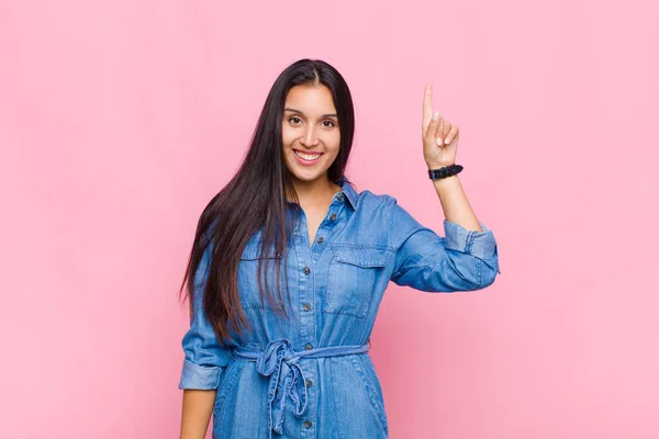 Young Woman Smiling Cheerfully Happily Pointing Upwards One Hand Copy — Stock Photo, Image