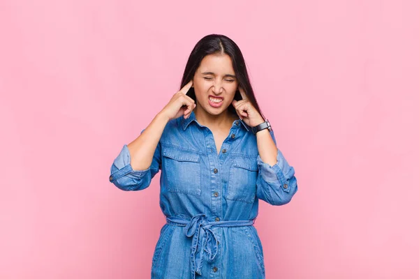 Junge Frau Die Wütend Gestresst Und Genervt Aussieht Und Beide — Stockfoto