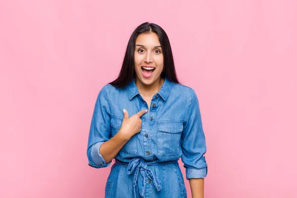 Jonge Vrouw Die Gelukkig Trots Verrast Uitziet Vrolijk Naar Zichzelf — Stockfoto