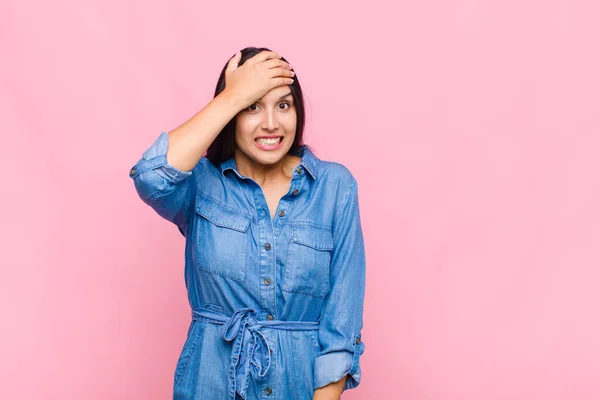 Mujer Joven Entrando Pánico Por Plazo Olvidado Sintiéndose Estresada Teniendo — Foto de Stock