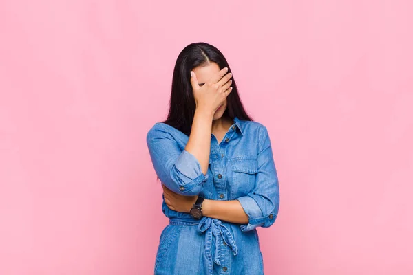 Junge Frau Die Gestresst Beschämt Oder Aufgebracht Aussieht Kopfschmerzen Hat — Stockfoto