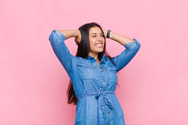 Joven Sonriendo Sintiéndose Relajada Satisfecha Despreocupada Riendo Positivamente Relajada —  Fotos de Stock