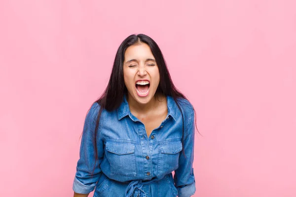 Junge Frau Schreit Aggressiv Sieht Sehr Wütend Frustriert Empört Oder — Stockfoto