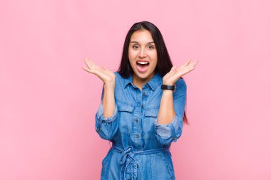 Genç bir kadın mutlu ve heyecanlı görünüyordu. Beklenmedik bir sürprizle şoke olmuştu. İki eli yüzü açıktı.