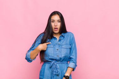 Genç kadın şaşkın, şaşkın ve güvensiz hissediyor, kendini gösterip kim olduğunu soruyor, ben mi??