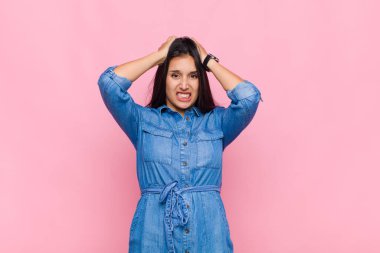 Genç bir kadın hayal kırıklığına uğramış ve sıkılmış hissediyor, başarısızlıktan bıkmış ve bıkmış, sıkıcı işlerden bıkmış