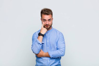 Genç adam sana göz kulak oluyor, güvenmiyor, izliyor, tetikte ve tetikte.