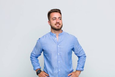 Genç adam endişeli, stresli, endişeli ve korkmuş görünüyor, panikliyor ve dişlerini sıkıyor.