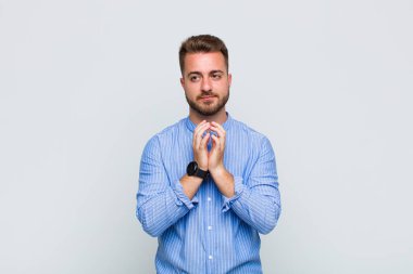Delikanlı gururlu, haylaz ve kibirli. Şeytani bir plan yaparken ya da bir numara düşünürken.