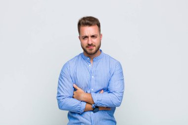 Genç adam endişeli, hasta, hasta ve mutsuz hissediyor. Ağrılı bir mide ağrısı ya da grip geçiriyor.