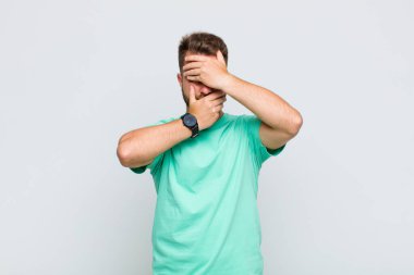 Genç adam kameraya hayır diyen iki eliyle yüzünü kapatıyor! Resimler reddediliyor ya da yasaklanıyor