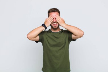 Genç adam gülümsüyor ve mutlu hissediyor, iki eliyle gözlerini kapatıyor ve inanılmaz bir sürpriz bekliyor.