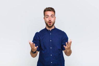 Delikanlı ağzı açık ve şaşırmış, şok olmuş ve hayretler içinde kalmış.