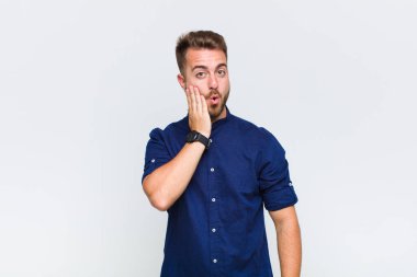 Delikanlı ağzı açık bir şekilde yüz yüze inanmayarak şok olmuş ve hayrete düşmüş hissediyor.