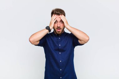 Dehşete kapılmış ve şok olmuş hisseden genç bir adam, el ele tutuşuyor ve bir hata yüzünden panikliyor.