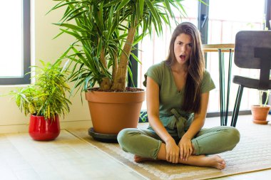 Güzel bir kadın şok olmuş, kızgın, sinirli ya da hayal kırıklığına uğramış, ağzı açık ve öfkeli görünüyor.