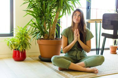 Güzel bir kadın entrika çeviriyor, komplo kuruyor, sinsi hileler ve hileler düşünüyor, kurnazlık ve ihanet.