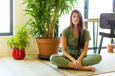 Güzel bir kadın kendini cahil, kafası karışmış ve hangi seçeneği seçeceği konusunda kararsız hissedip sorunu çözmeye çalışıyor.