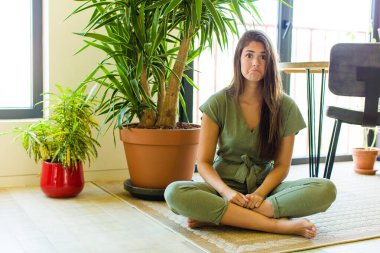 Güzel bir kadın üzgün ve stresli, kötü bir sürpriz yüzünden üzgün, olumsuz, endişeli bir bakışla