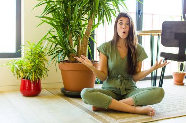 Güzel bir kadın son derece şok olmuş ve şaşırmış, endişeli ve panik içinde, stresli ve dehşete düşmüş bir bakışla