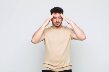 Genç adam konsantre, düşünceli ve ilham verici, beyin fırtınası yapıyor ve hayal kuruyor.