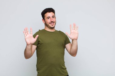 Genç adam gergin, endişeli ve endişeli görünüyor, benim hatam olmadığını yoksa benim yapmadığımı söylüyor. 