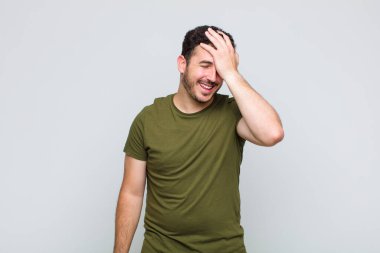 Genç adam gülüyor ve alnına şaplak atıyor. Unuttum ya da aptalca bir hataydı. 