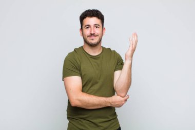 Genç adam kafası karışık ve bilgisiz, şüpheli bir açıklama ya da düşünceyi merak ediyor.