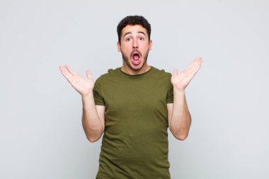 Genç adam mutlu ve heyecanlı görünüyordu. Beklenmedik bir sürprizle şoke olmuştu. İki eli yüzü açıktı.