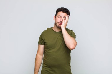 Sıkılmış, hayal kırıklığına uğramış ve uykulu hisseden genç bir adam yorucu, sıkıcı ve can sıkıcı bir görevin ardından, el ele tutuşarak