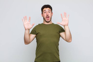 Delikanlı sersemlemiş ve korkmuş hissediyor. Korkutucu bir şeyden korkuyor. Elleri açık ve uzak dur diyor.